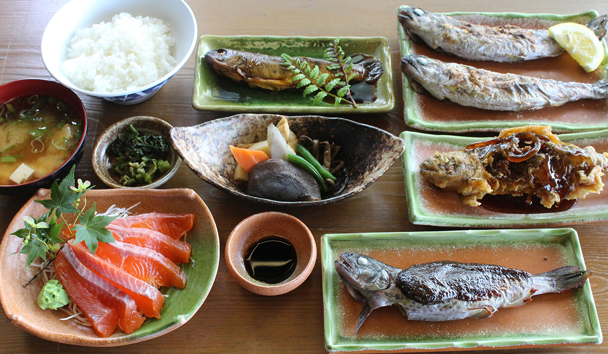 お得 釣り堀名物 やまめ定食 木郷滝自然つりセンター 川魚料理 うまや