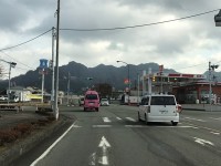 高森町のローソンの信号を直進して下さい。