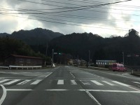 高森生コンの信号を直進して下さい。