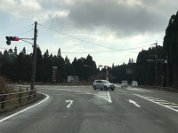 長いトンネルを抜けて信号で高千穂方向に左折して下さい。