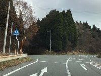 五差路を左斜め方向に進んで下さい。